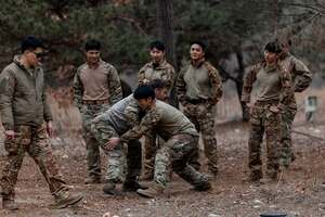 【フォト】軍服姿のクリス・ヘムズワース、見事な筋肉質ボディ…『リミットレス2』オフショット公開