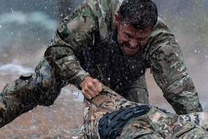 【フォト】軍服姿のクリス・ヘムズワース、見事な筋肉質ボディ…『リミットレス2』オフショット公開