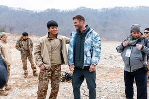 【フォト】軍服姿のクリス・ヘムズワース、見事な筋肉質ボディ…『リミットレス2』オフショット公開