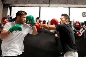 【フォト】軍服姿のクリス・ヘムズワース、見事な筋肉質ボディ…『リミットレス2』オフショット公開