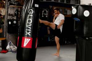 【フォト】軍服姿のクリス・ヘムズワース、見事な筋肉質ボディ…『リミットレス2』オフショット公開