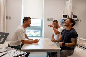 【フォト】軍服姿のクリス・ヘムズワース、見事な筋肉質ボディ…『リミットレス2』オフショット公開