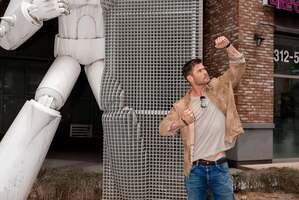 【フォト】軍服姿のクリス・ヘムズワース、見事な筋肉質ボディ…『リミットレス2』オフショット公開