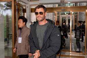 【フォト】軍服姿のクリス・ヘムズワース、見事な筋肉質ボディ…『リミットレス2』オフショット公開