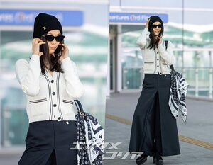 【フォト】チョン・ジヒョン、ノーメイク＆シックなスタイルでパリへ