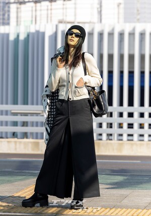 【フォト】チョン・ジヒョン、ノーメイク＆シックなスタイルでパリへ