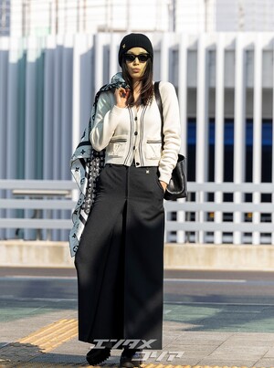 【フォト】チョン・ジヒョン、ノーメイク＆シックなスタイルでパリへ