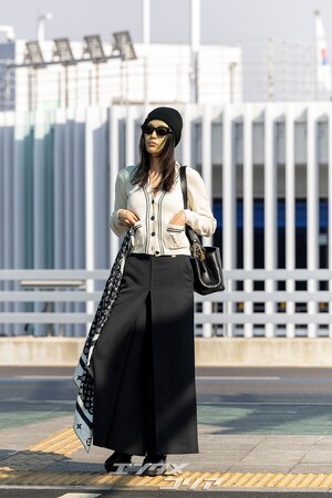 【フォト】チョン・ジヒョン、ノーメイク＆シックなスタイルでパリへ