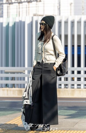 【フォト】チョン・ジヒョン、ノーメイク＆シックなスタイルでパリへ