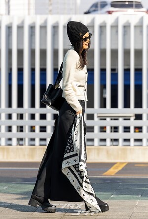 【フォト】チョン・ジヒョン、ノーメイク＆シックなスタイルでパリへ