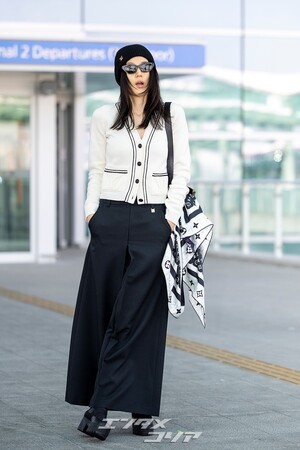 【フォト】チョン・ジヒョン、ノーメイク＆シックなスタイルでパリへ