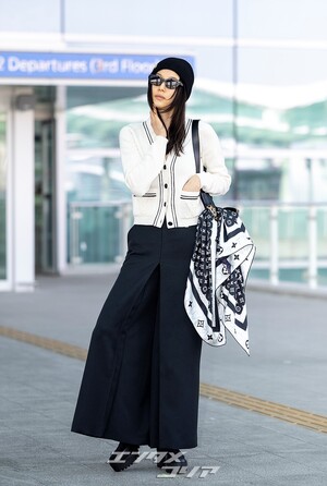 【フォト】チョン・ジヒョン、ノーメイク＆シックなスタイルでパリへ