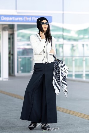 【フォト】チョン・ジヒョン、ノーメイク＆シックなスタイルでパリへ