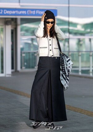 【フォト】チョン・ジヒョン、ノーメイク＆シックなスタイルでパリへ