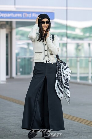 【フォト】チョン・ジヒョン、ノーメイク＆シックなスタイルでパリへ