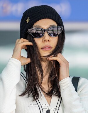 【フォト】チョン・ジヒョン、ノーメイク＆シックなスタイルでパリへ