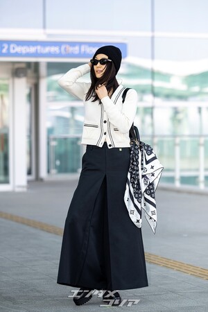 【フォト】チョン・ジヒョン、ノーメイク＆シックなスタイルでパリへ