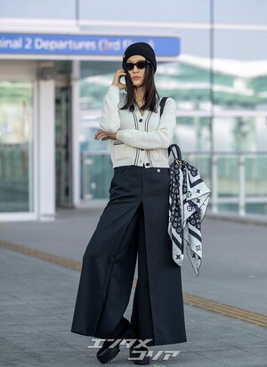 【フォト】チョン・ジヒョン、ノーメイク＆シックなスタイルでパリへ