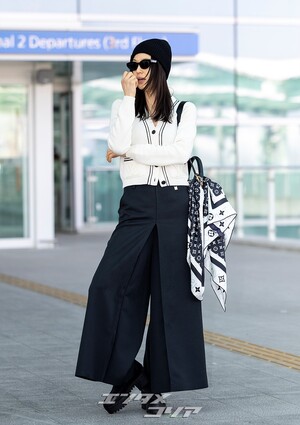 【フォト】チョン・ジヒョン、ノーメイク＆シックなスタイルでパリへ