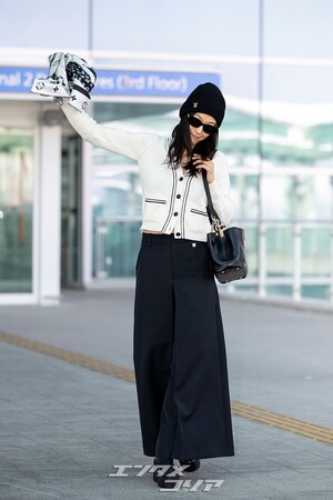 【フォト】チョン・ジヒョン、ノーメイク＆シックなスタイルでパリへ