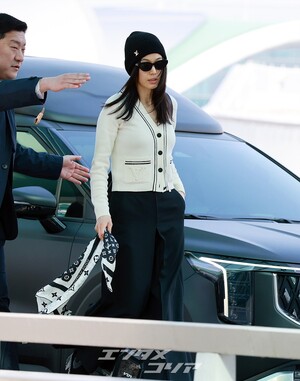 【フォト】チョン・ジヒョン、ノーメイク＆シックなスタイルでパリへ