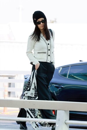 【フォト】チョン・ジヒョン、ノーメイク＆シックなスタイルでパリへ