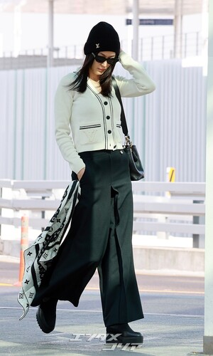 【フォト】チョン・ジヒョン、ノーメイク＆シックなスタイルでパリへ