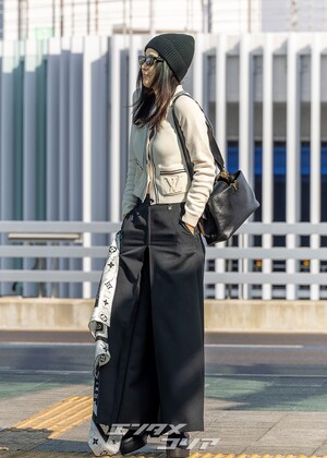 【フォト】チョン・ジヒョン、ノーメイク＆シックなスタイルでパリへ