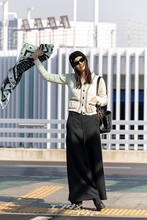 【フォト】チョン・ジヒョン、ノーメイク＆シックなスタイルでパリへ