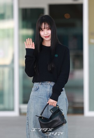 【フォト】パリに向かうコ・ミンシ、ストレートロングの髪にブルージーンズで清純な魅力発散