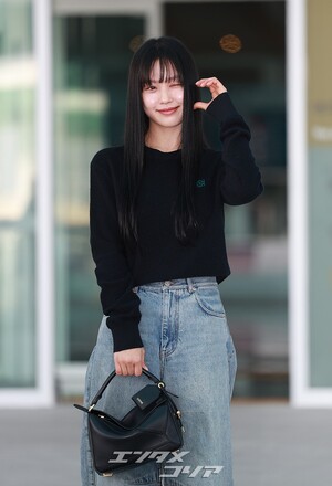 【フォト】パリに向かうコ・ミンシ、ストレートロングの髪にブルージーンズで清純な魅力発散