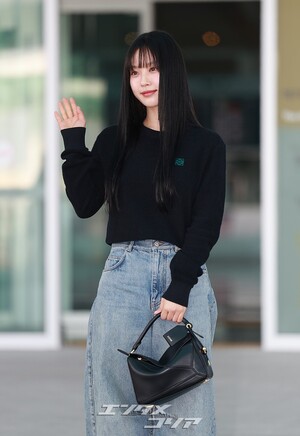 【フォト】パリに向かうコ・ミンシ、ストレートロングの髪にブルージーンズで清純な魅力発散