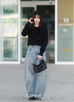 【フォト】パリに向かうコ・ミンシ、ストレートロングの髪にブルージーンズで清純な魅力発散