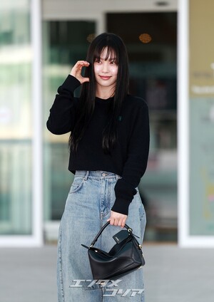 【フォト】パリに向かうコ・ミンシ、ストレートロングの髪にブルージーンズで清純な魅力発散