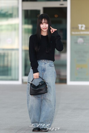 【フォト】パリに向かうコ・ミンシ、ストレートロングの髪にブルージーンズで清純な魅力発散