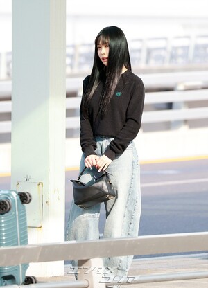 【フォト】パリに向かうコ・ミンシ、ストレートロングの髪にブルージーンズで清純な魅力発散