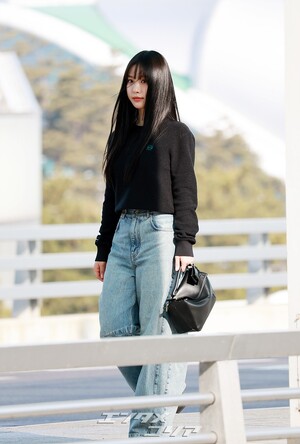 【フォト】パリに向かうコ・ミンシ、ストレートロングの髪にブルージーンズで清純な魅力発散