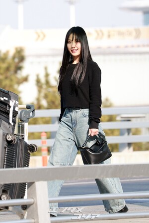 【フォト】パリに向かうコ・ミンシ、ストレートロングの髪にブルージーンズで清純な魅力発散