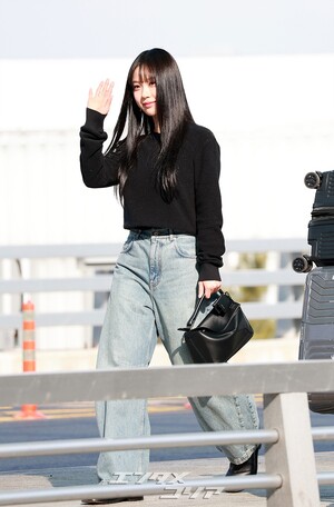 【フォト】パリに向かうコ・ミンシ、ストレートロングの髪にブルージーンズで清純な魅力発散