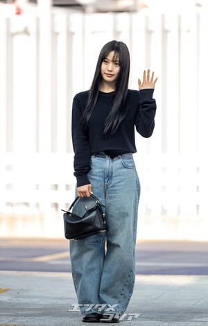【フォト】パリに向かうコ・ミンシ、ストレートロングの髪にブルージーンズで清純な魅力発散