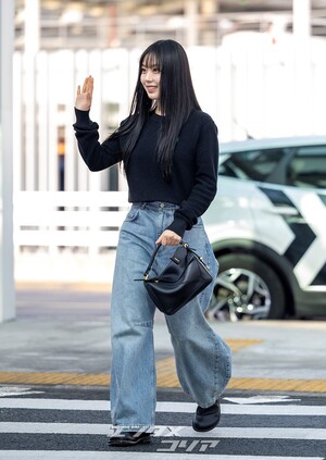 【フォト】パリに向かうコ・ミンシ、ストレートロングの髪にブルージーンズで清純な魅力発散