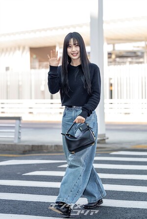 【フォト】パリに向かうコ・ミンシ、ストレートロングの髪にブルージーンズで清純な魅力発散