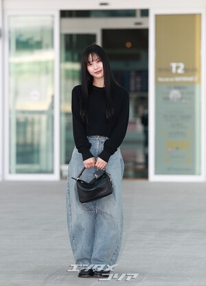 【フォト】パリに向かうコ・ミンシ、ストレートロングの髪にブルージーンズで清純な魅力発散