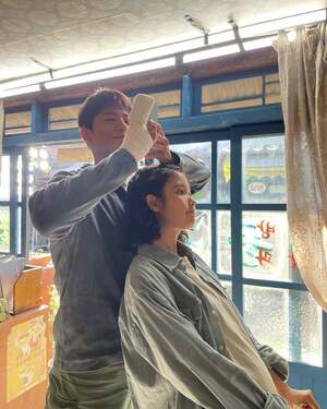 【フォト】『おつかれさま』主演IU＆パク・ボゴム、甘い雰囲気のオフショット大放出