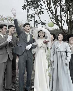 【フォト】『おつかれさま』主演IU＆パク・ボゴム、甘い雰囲気のオフショット大放出