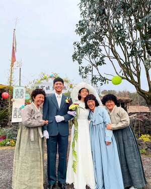 【フォト】『おつかれさま』主演IU＆パク・ボゴム、甘い雰囲気のオフショット大放出