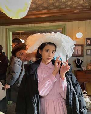 【フォト】『おつかれさま』主演IU＆パク・ボゴム、甘い雰囲気のオフショット大放出