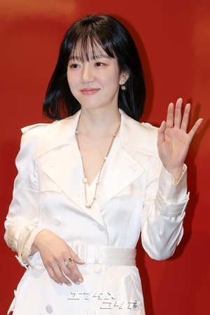 【フォト】45歳イム・スジョン　純白トレンチコート風ワンピで優雅に