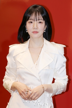 【フォト】45歳イム・スジョン　純白トレンチコート風ワンピで優雅に