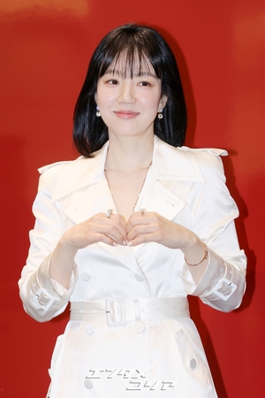 【フォト】45歳イム・スジョン　純白トレンチコート風ワンピで優雅に